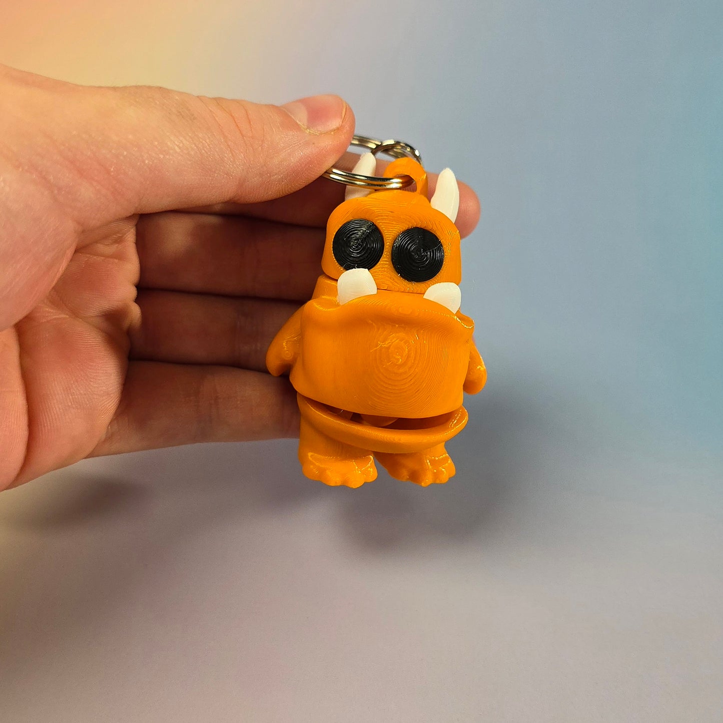 Briesmonīša atslēgu piekariņš